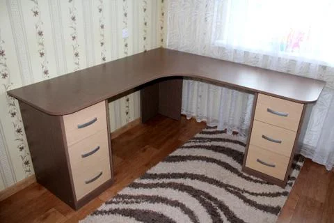 Large wooden computer Desk. Interior design Foto stock