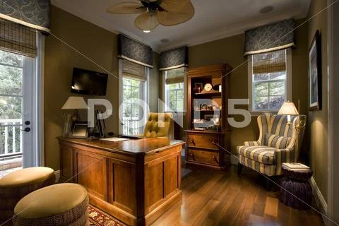 Large wooden desk in elegant home office Stock-Fotos