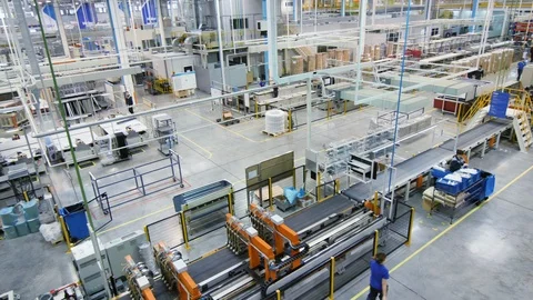 Large workshop with production line and workers at plant Vídeo Stock 107424184