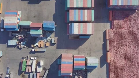 Large yard with stacked containers while a container carrier lifts a Stockbeeldmateriaal 112121013
