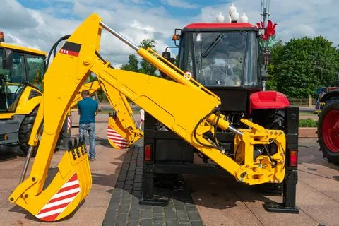 A large yellow construction excavator on a construction site. A new quarry bu Foto stock