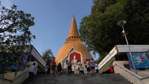 The largest stupa in Thailand, Phra Pathom Chedi. Stock Footage 145245543