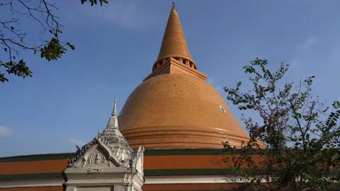 The largest stupa in Thailand, Phra Pathom Chedi. Stock Footage 145245578