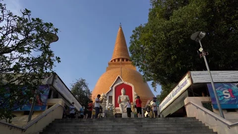 The largest stupa in Thailand, Phra Pathom Chedi. Stock Footage 145245648