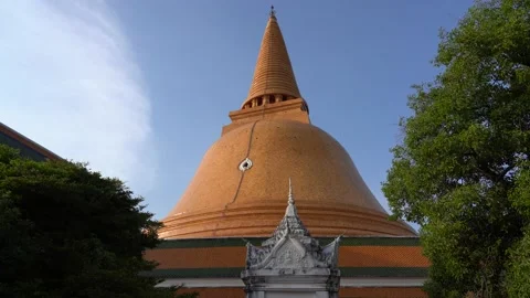 The largest stupa in Thailand, Phra Pathom Chedi. Stock Footage 145245665