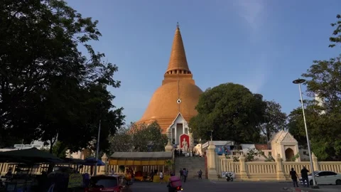 The largest stupa in Thailand, Phra Pathom Chedi. Stock Footage 145245682