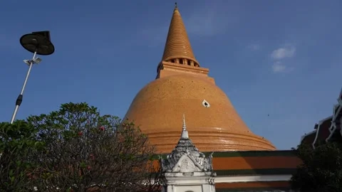 The largest stupa in Thailand, Phra Pathom Chedi. Stock Footage 145245909