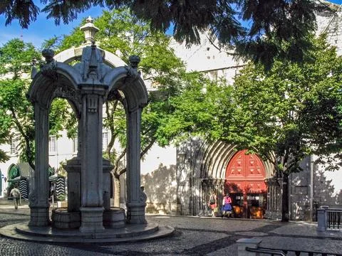 Largo do Carmo Square with the Chafariz do Carmo Fountain and the entrance .. Stock Photos