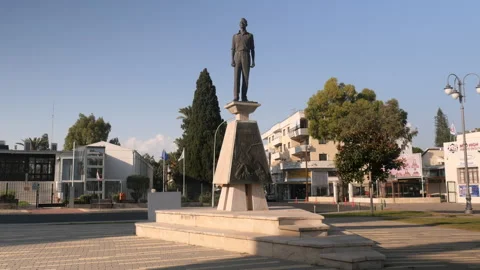 Larnaca, Cyprus, 2026,9th july, view of Michalaki Paridi monument Vídeos de archivo 346603856