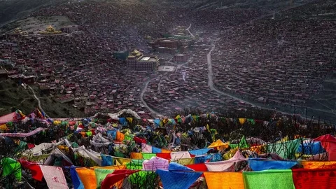 Larung Gar(Larung Five Sciences Buddhist Academy). a famous Lamasery in Seda, 스톡 동영상 77149687