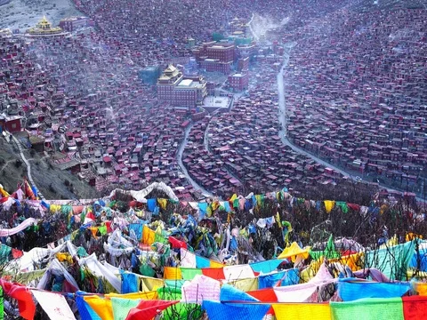 Larung Gar(Larung Five Sciences Buddhist Academy). Stock Footage 77380761