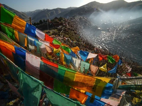 Larung Gar(Larung Five Sciences Buddhist Academy). Stock Footage 77381251