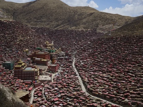 Larung Gar(Larung Five Sciences Buddhist Academy). Stock Footage 77381338