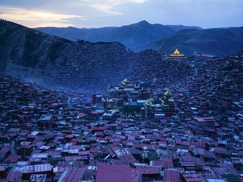 Larung Gar(Larung Five Sciences Buddhist Academy). Видео 77381463