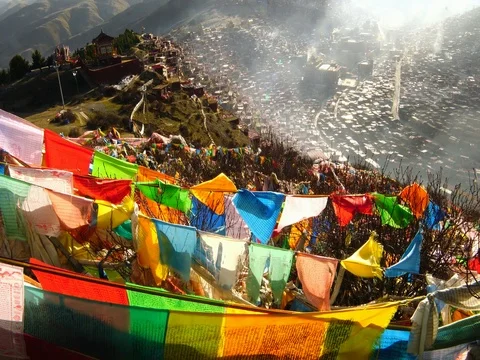 Larung Gar(Larung Five Sciences Buddhist Academy). Stockbeeldmateriaal 77381579