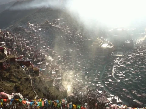 Larung Gar(Larung Five Sciences Buddhist Academy). Stockbeeldmateriaal 77381617