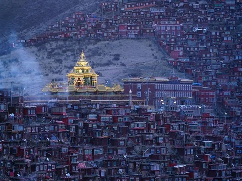 Larung Gar(Larung Five Sciences Buddhist Academy). Stock Footage 77381665