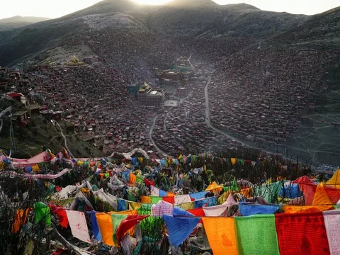 Larung Gar(Larung Five Sciences Buddhist Academy). Stock Footage 77381682