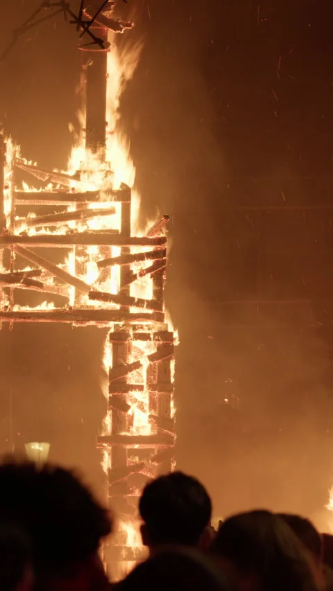 Las Fallas falla wooden framework burning with sparks during La Crema at night Stock-Footage 334231113
