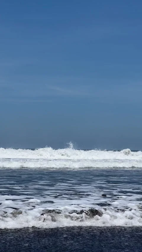 Las Lisas, Guatemala. Ocean waves crashing. Vertical Video Stock Footage 204798539