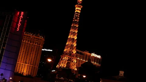 LAS VEGAS - EIFFEL TOWER PAN TO BALLYS 스톡 동영상 40713515