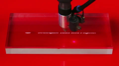 Laser cnc machine engraving design pattern on transparent acryl plate Vídeos de archivo 40524328