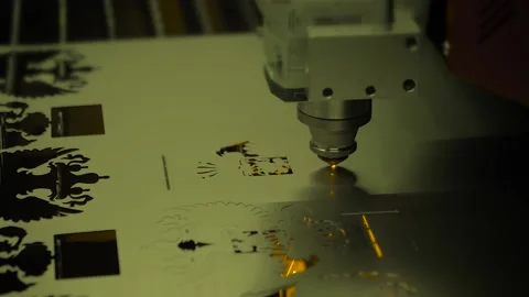 Laser cutting machine working with sheet metal with sparks - slow motion Vídeos de archivo 139750082