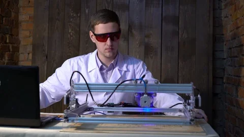 The laser does engraving on the skin. Vídeo Stock 87156430