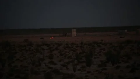 Laser hitting target in desert at dusk  Vídeos de archivo 151251957