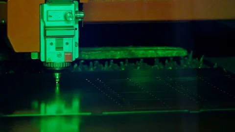 The laser quickly cuts metal 库存影片 124990544