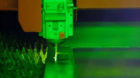 The laser quickly cuts metal 库存影片 124992094