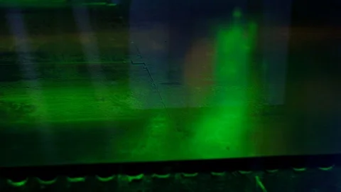 The laser quickly cuts metal 库存影片 124992990