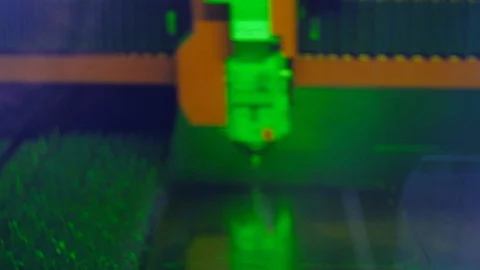 The laser quickly cuts metal 库存影片 124992991