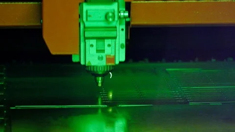 The laser quickly cuts metal Stockbeeldmateriaal 124994736