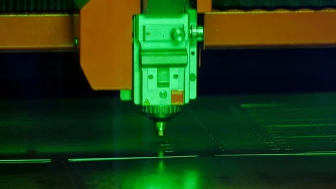 The laser quickly cuts metal 库存影片 124994828