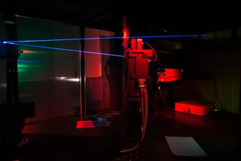 Lasers in a quantum optics lab Foto stock