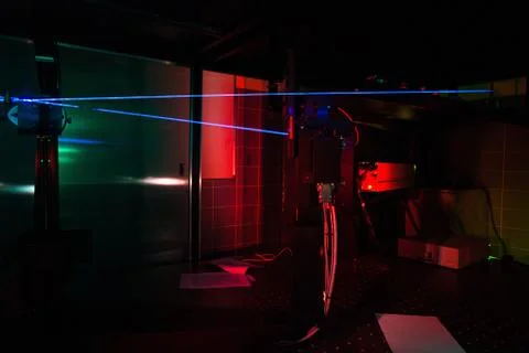 Lasers in a quantum optics lab Foto stock