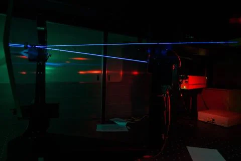 Lasers in a quantum optics lab Foto stock