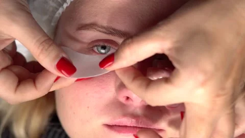 Lash Maker prepares client eyelashes for eyelash extension procedure. Vidéo 148677029