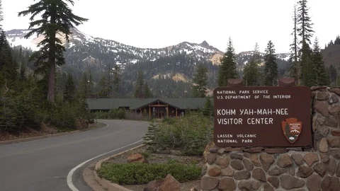 Lassen Volcanic Kohm-Yah-Mah-Nee Visitor Center and Sign Vídeos de archivo 90535251