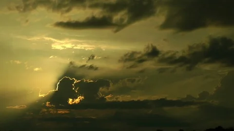 Last beams of the sun. Sunset in the evening. Fragmentary clouds. Видео 70821866