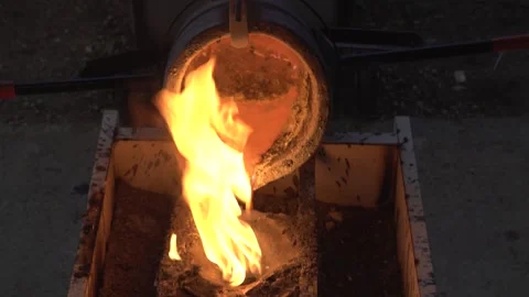 Last bronze drips into the mold Stock Footage 256037957