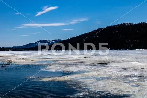 Last gasp of winter on Beauvais Lake Provincial Park, Alberta, Canada Stock-Fotos