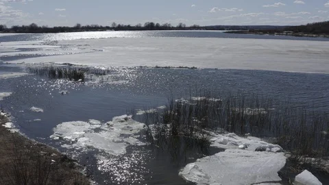 The last ice on the river on a sunny spring day Stock Footage 124978200