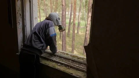 The last man on earth wearing a gas mask 스톡 동영상 73336853