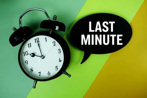Last Minute text on speech bubble with alarm clock top view on green and ye.. Stockfoto's