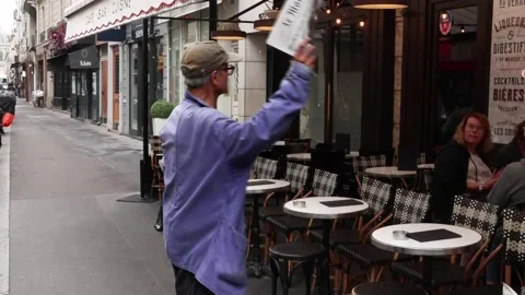 The last newspaper vendor in Paris continues his trade after more than half a ce 動画素材 315181709
