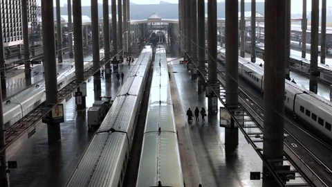 Last passengers running to catch the train Video stock 72732393