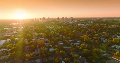 Last rays of setting sun over the beautiful green city. Video stock 217675172