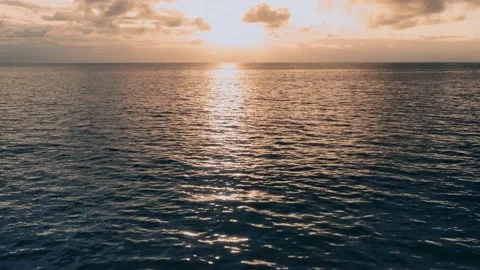 The last rays of the setting sun romantic sunset on a background seascape 스톡 동영상 137415390